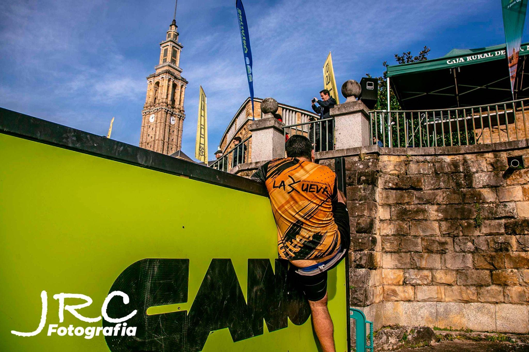 Atleta superando un obstáculo en una carrera OCR
